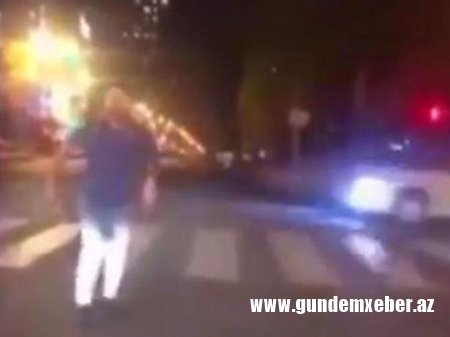 Bakının mərkəzində işıqforda dayanan sürücüdən qəribə addım: heç kimə məhəl qoymadı - VİDEO