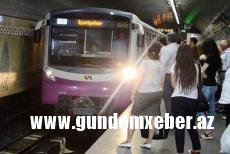 ​Bakı metrosunda kuryoz olay: sərnişin vaqonların arasında...