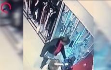 ​Ana ilə uşağı girov saxlayan mağaza görüntüləri yaydı - Video