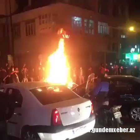 İrandan yeni görüntülər: etirazçılar polisi qovur, ölənlər var