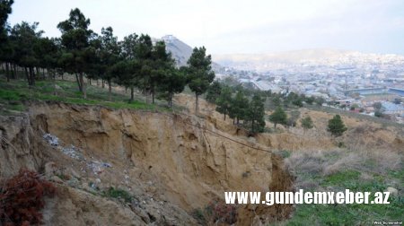 Sürüşmə zonasında yaşayan insanlar təxliyə edilib