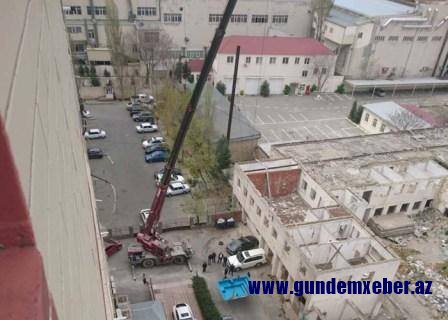Bakıda nazir oğlunun cakuzisini mənzilə kranla qaldırdılar – Fotolar