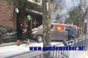 Sürücü mikroavtobusu piyadaların üstünə sürüb