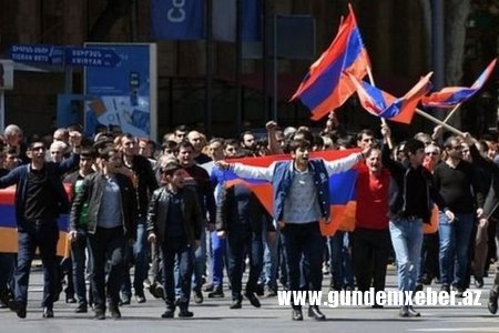 İrəvan: Etirazlar davam edir, hakim partiya hakimiyyəti verməyə tələsmir