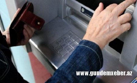 Bankomatdan pul çıxaran qadın soyuldu