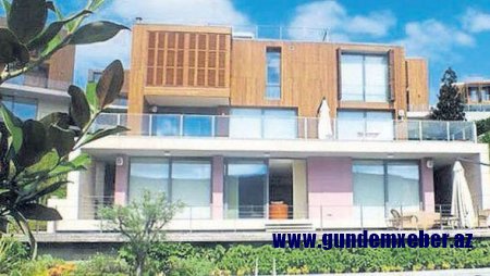 Ayrıldığı xanımına villa bağışladı - Anası da evsiz qoydu