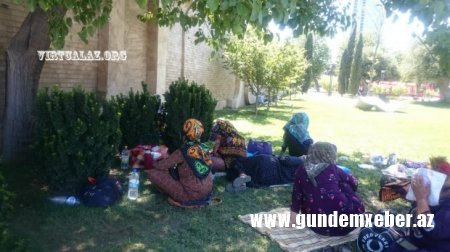 Türkmənlərin Bakıya axını: hamam dəsmalı satıb dollar aparırlar