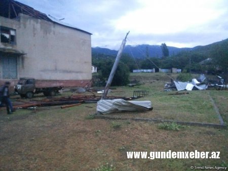 Evlərə ziyan dəyib, elektrik xətləri qırılıb, yolları sel yuyub - Yağış və dolu İsmayıllını iflic edib