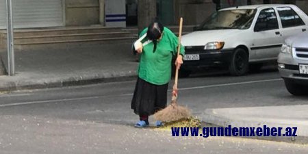 Bakıda ürəkağrıdan görüntü: qolu qırılmış qadına küçə təmizlətdirirlər - GÜNÜN FOTOSU