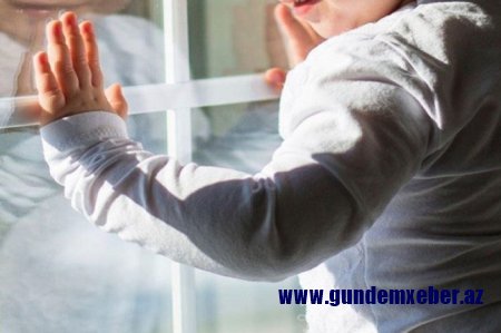 Sumqayıtda ikinci mərtəbədən yıxılan 3 yaşlı uşaq sağ qalıb