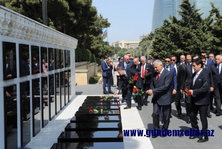 Binəli Yıldırım Heydər Əliyevin məzarını və Şəhidlər xiyabanını ziyarət edib  - FOTOLAR