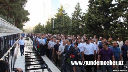 Müxalifət patiyaları və ictimaiyyət "Türk əsgəri"nin abidəsini ziyarət edib