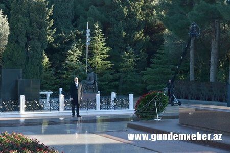 Prezident İlham Əliyev ümummilli lider Heydər Əliyevin məzarını ziyarət edib