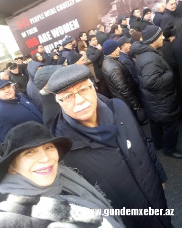 Əməkdar artist Xocalı yürüşündə gülərək şəkillər çəkdirdi - "Bu nə səviyyəsizlikdir?" - FOTO 