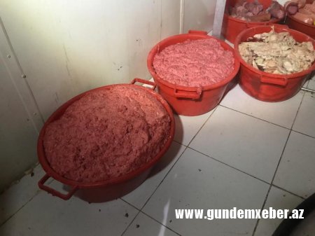 Azərbaycanda kolbasa sexindən dəhşətli görüntülər