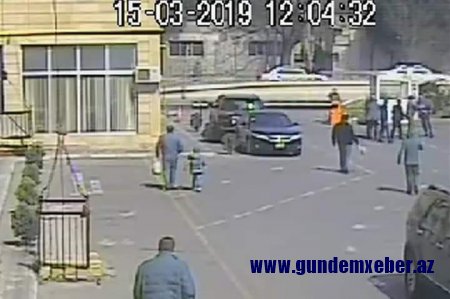 ƏSL DÖYÜŞ SƏHNƏSİ: RƏİS MÜAVİNİ VƏ SÜRÜCÜSÜ ADAMDÖYƏN "ROLLARINDA" -- FOTO FAKT 