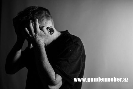 Zərdabda 50 yaşlı kişiyə oğlunun hərəkətinə görə qadın paltarı geyindiriblər