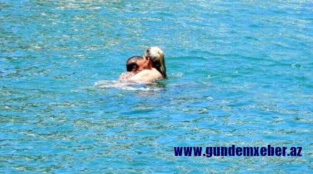 Aktrisa ərini dənizdə öpüşə boğdu - FOTO