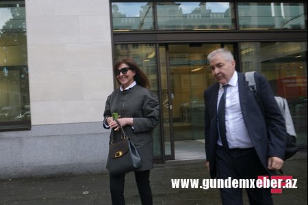 Ekstradisiya təhlükəsindən qurtulan Zamirə Hacıyeva London məhkəməsindən gülə gülə çıxdı - VİDEO