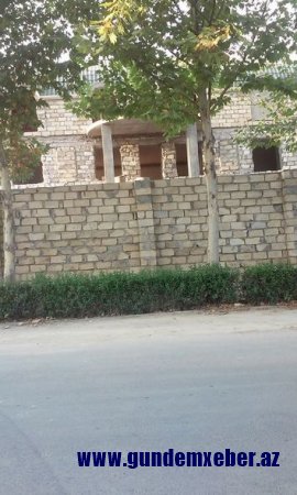 Villasının görünməməsi üçün liseyin pəncərələrini hördürən icra başçısından daha bir addım -FOTO