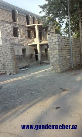 Villasının görünməməsi üçün liseyin pəncərələrini hördürən icra başçısından daha bir addım -FOTO