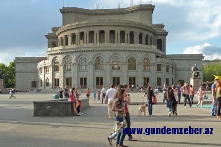 Livandan Ermənistana 800 erməni gətirildi - Sinanyan