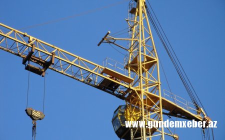 Bakıda kran doqquzmərtəbəli yaşayış binasının üzərinə aşdı