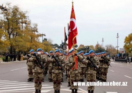Türkiyə hərbçiləri Zəfər paradında keçid edib
