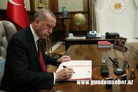 Ərdoğan Azərbaycan vətəndaşlarının Türkiyəyə şəxsiyyət vəsiqəsi ilə səfər edəcəyi barədə sənədi təsdiqləyib -FOTO