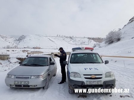Yol Polisi yollarda qalmış vətəndaşlara köməklik göstərir