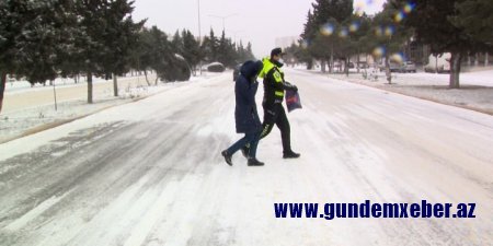 Bu gün polis əməkdaşları yollarda köməksiz vəziyyətdə qalan yüzlərlə sürücü və sərnişinə kömək edib -FOTO