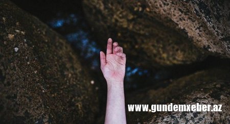 Bakıda iki qızı vəhşicəsinə döyüb yola atdılar
