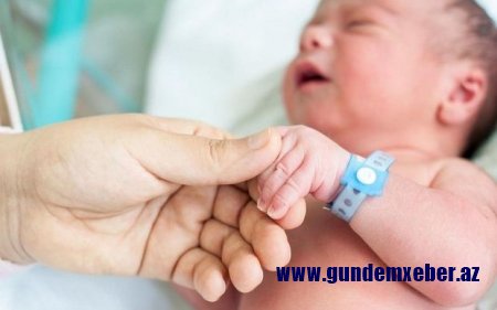 Azərbaycanda daha bir uşaq küçəyə atıldı