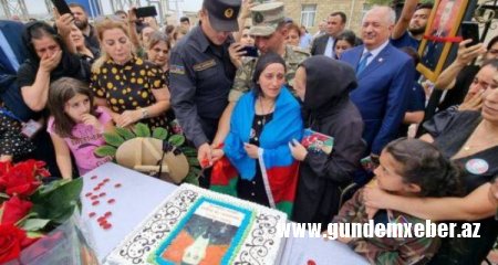 Şəhidimizin anım tədbirində qandonduran mənzərə: Çarəsiz ananın fonunda gülümsəyən icra başçısı...