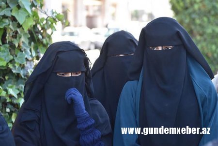 “Taliban” tələbələrə qadağa qoydu: Oğlanlarla qızların arasına pərdə çəkildi - FOTO