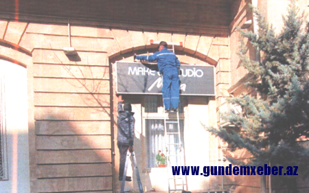 Bakıda tarixi abidələrin üzərindəki qanunsuz reklam lövhələri sökülüb