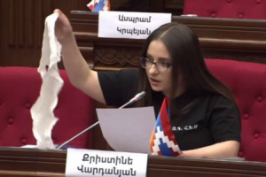 Deputat əlindəki əski parçasını nazirə göstərdi: "Sən busan..."
