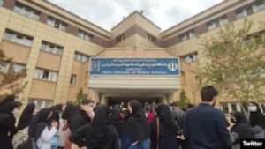 Təbriz Tibb Elmləri Universitetinin tələbələri etiraz aksiyası keçiriblər