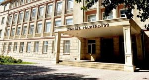 Birinci siniflərə ildırımsürətli qəbul: kimiləri çaşqın, kimiləri narazı – Nazirlik isə susur
