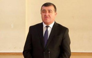 Xətainin icra başçısı SÜPÜRGƏÇİLƏRƏ DAŞ DAŞITDIRIR... - BU, ARTIQ AĞ OLDU...