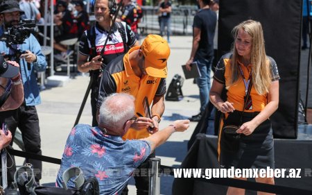 "Formula 1" pilotları Bakıda növbəti avtoqraf sessiyasında iştirak edib