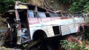 Zəvvarları daşıyan avtobus dərəyə aşdı: 25 ÖLÜ