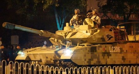 Çində kütləvi etirazlar fonunda küçələrə tanklar yeridildi - Video