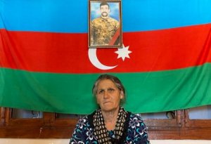 İcra Hakimiyyəti qarşısında özünü yandıran qazinin anasından ETİRAZ - "Bu qədər yalan olmaz axı"