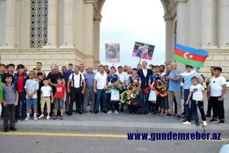 Dünya çempionlarımız Gəncədə coşğu ilə qarşılandılar - FOTOLAR