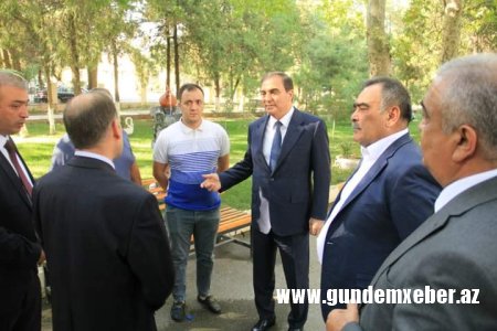 Niyazi Bayramov gəncəlilərin müraciətlərini tək-tək dinləyir - FOTOLAR