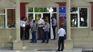 İsmayıllı məhkəməsinin icra məmuru vətəndaşa PROBLEM YARADIR... - ÖZBAŞINALIQ!