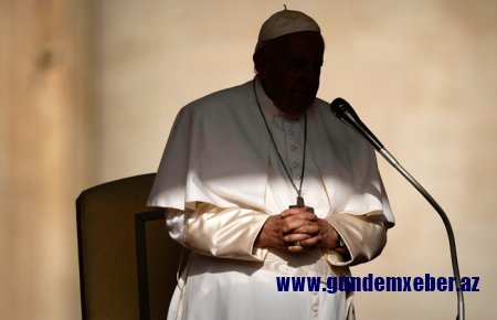 Roma Papası Ukraynadakı vəziyyəti həll etmək üçün Putinlə danışmağa hazır olduğunu açıqlayıb