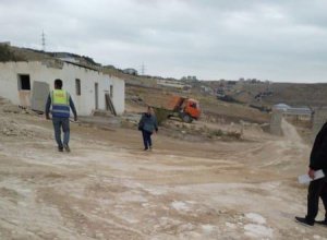 Səbailin icra başçısı Vüqar Zeynalovun “qoçu dəstəsi” də, 5 nəfər doğma-yaxını Qarabağ uğrunda gedən savaşlarda şəhid olan imkansız qadının evini başına uçurdu — BİABIRÇI ÖZBAŞINALIQ