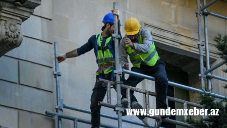 Bakıda tikinti şirkəti fəhlələri qanunsuz işlədib - 20 min manat cərimə gözləyir